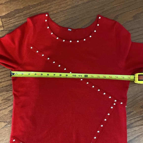 Questions Red oversized sweater with gold stones design. M - Picture 8 of 9